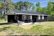 Særdeles hyggeligt sommerhus beliggende kun 150 m fra skøn sandstrand