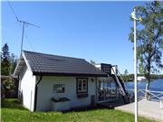 Mindre feriehus lige ved søen og med skøn udsigt