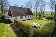 Älteres Urlaubsdomizil in einem Dorf im Süden Samsøs mit Aussicht auf Felder und die Küste