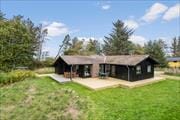 Nyrenoveret sommerhus med vildmarksbad tæt på Grønhøjs strand
