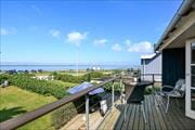 Velindrettet sommerhus i første række til surfstranden i Bork Havn