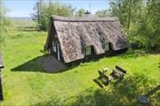 Stråtækt sommerhus på Fur – i første række til Limfjorden