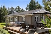 Klassisk træsommerhus på ugeneret naturgrund
