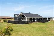 Flot renoveret sommerhus nær Vesterhavet og Lyngvig Fyr