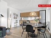 Flot ferielejlighed med stor, sydvendt terrasse ud mod kanalen