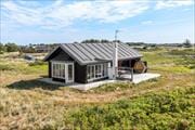 Charmerende sommerhus med lys atmosfære – 600 meter fra stranden
