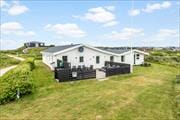 Stort og lyst sommerhus på lille grusvej ved Løkken Strand