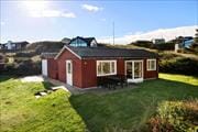 Hyggeligt sommerhus med havudsigt fra både stue og terrasse