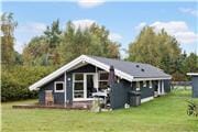 Dejligt lyst, hyggeligt og moderne indrettet sommerhus (maks. 6 personer) beliggende i gåafstand til børnevenlig badestrand.