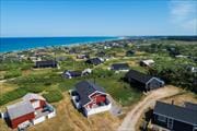 Dejligt sommerhus med god udsigt over kystlandskabet og havet