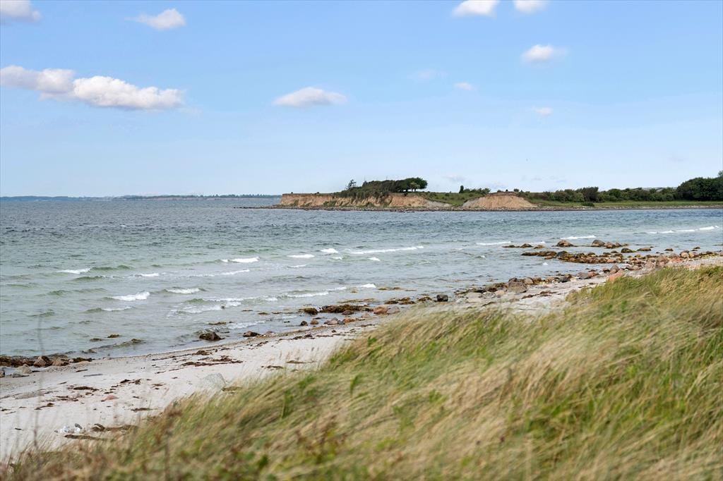 Neues Sommerhaus mit Meerblick am Svinø Strand auf Südseeland.