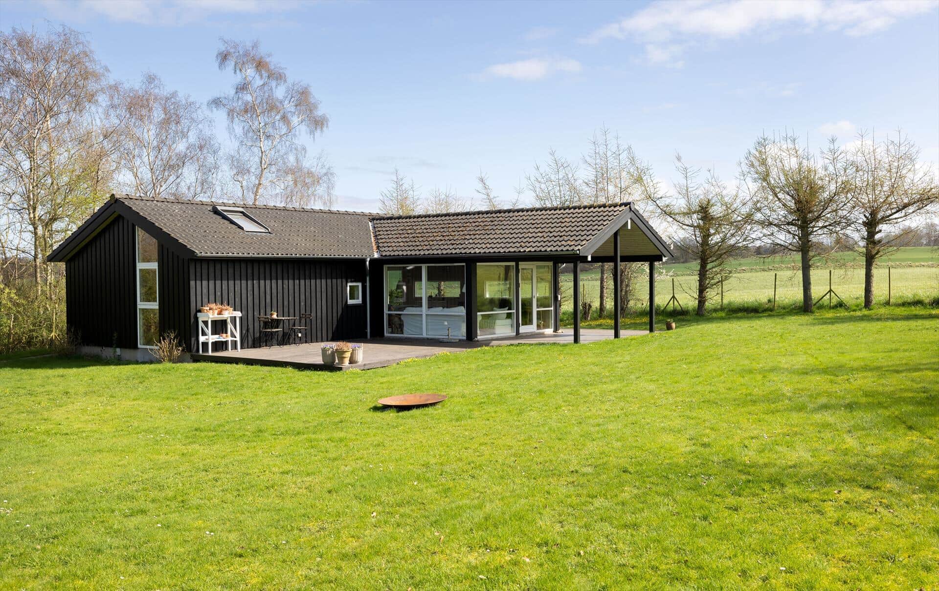 Oplev følelsen af ægte ferie i det charmerende sommerhus i Udsholt Strand, hvor afslapning og hygge er i højsædet.