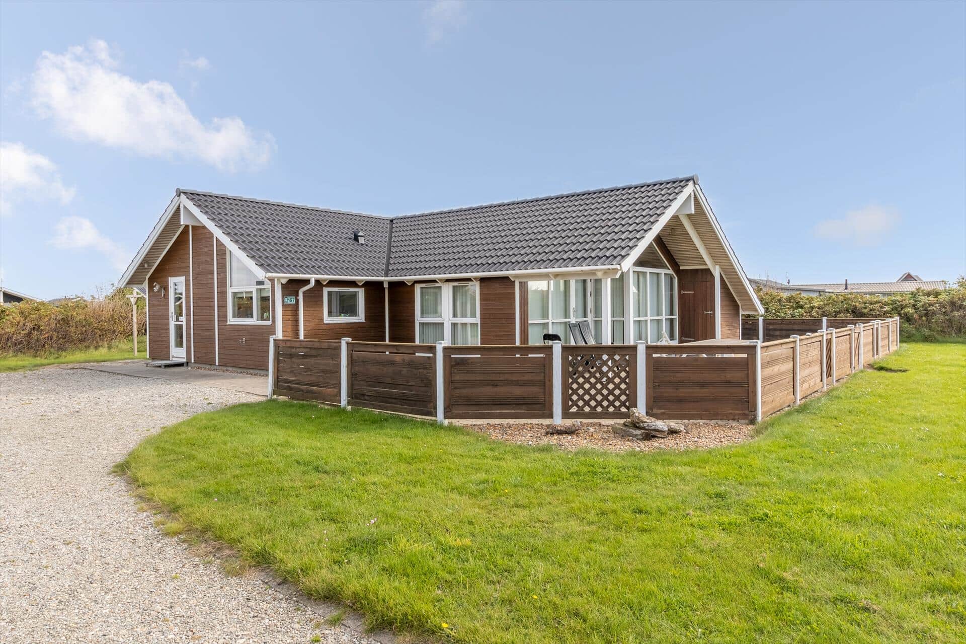 Charmerende træsommerhus i hyggelige omgivelser tæt på sommer indkøb og restaurant.