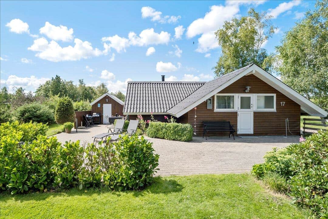 Dejligt sommerhus med brændeovn og solrigt terrassemiljø