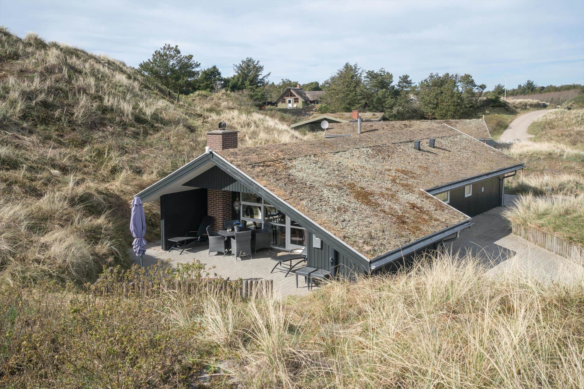 Hyggeligt og lyst indrettet feriehus, beliggende på en større kuperet naturgrund.