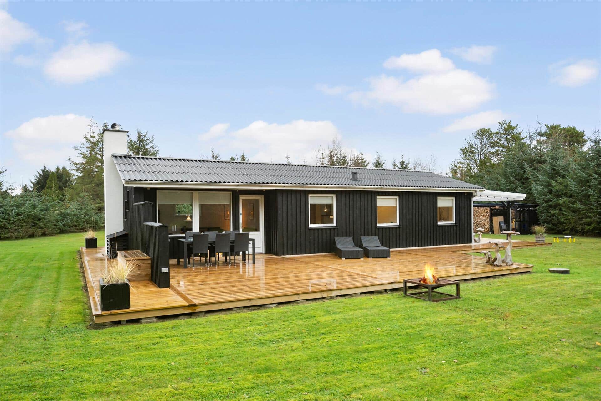 Dejligt sommerhus med stor solterrasse og rolige omgivelser