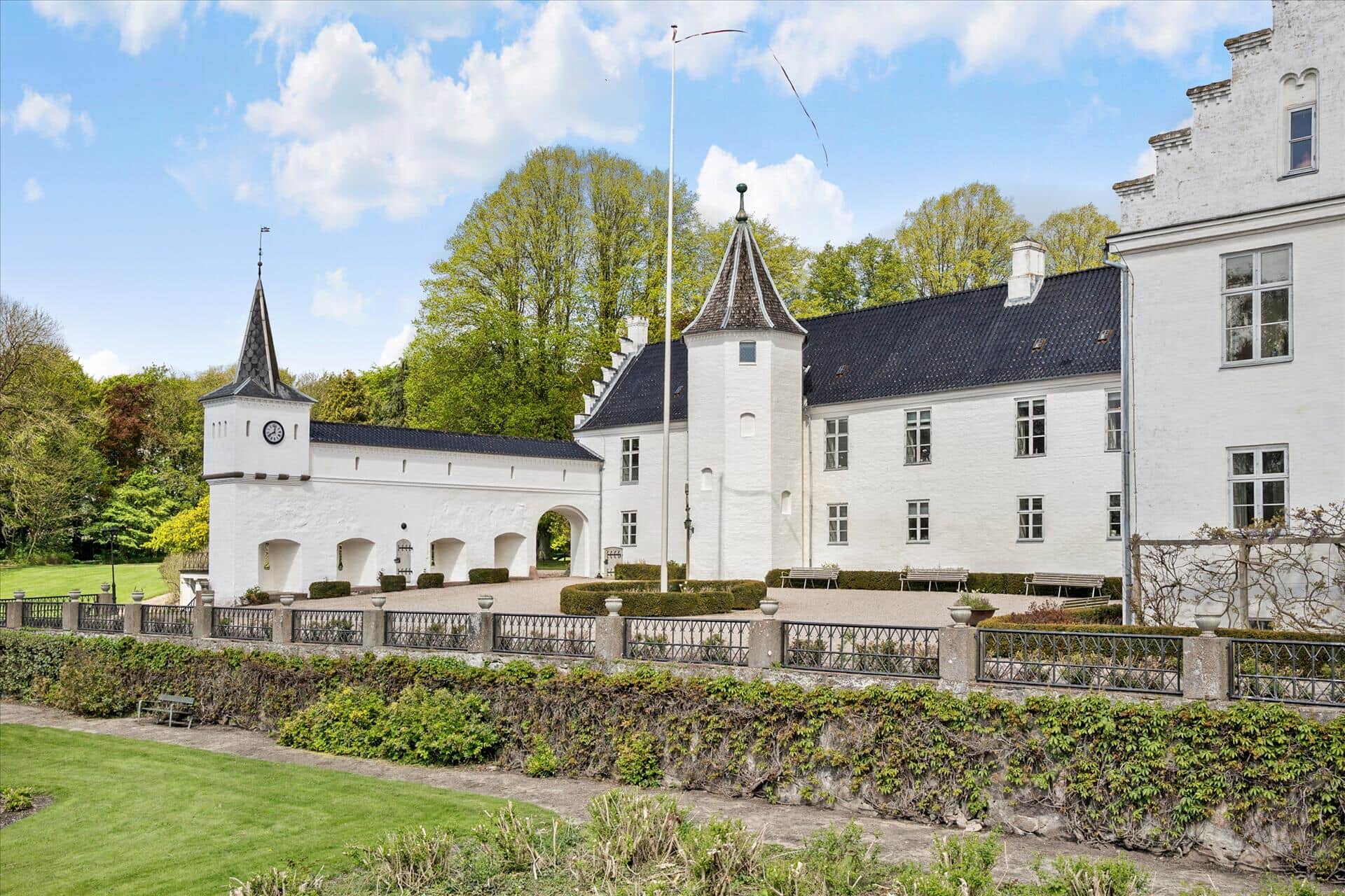 Dallund Slot - Castle accommodation Søndersø, Funen with surrounding