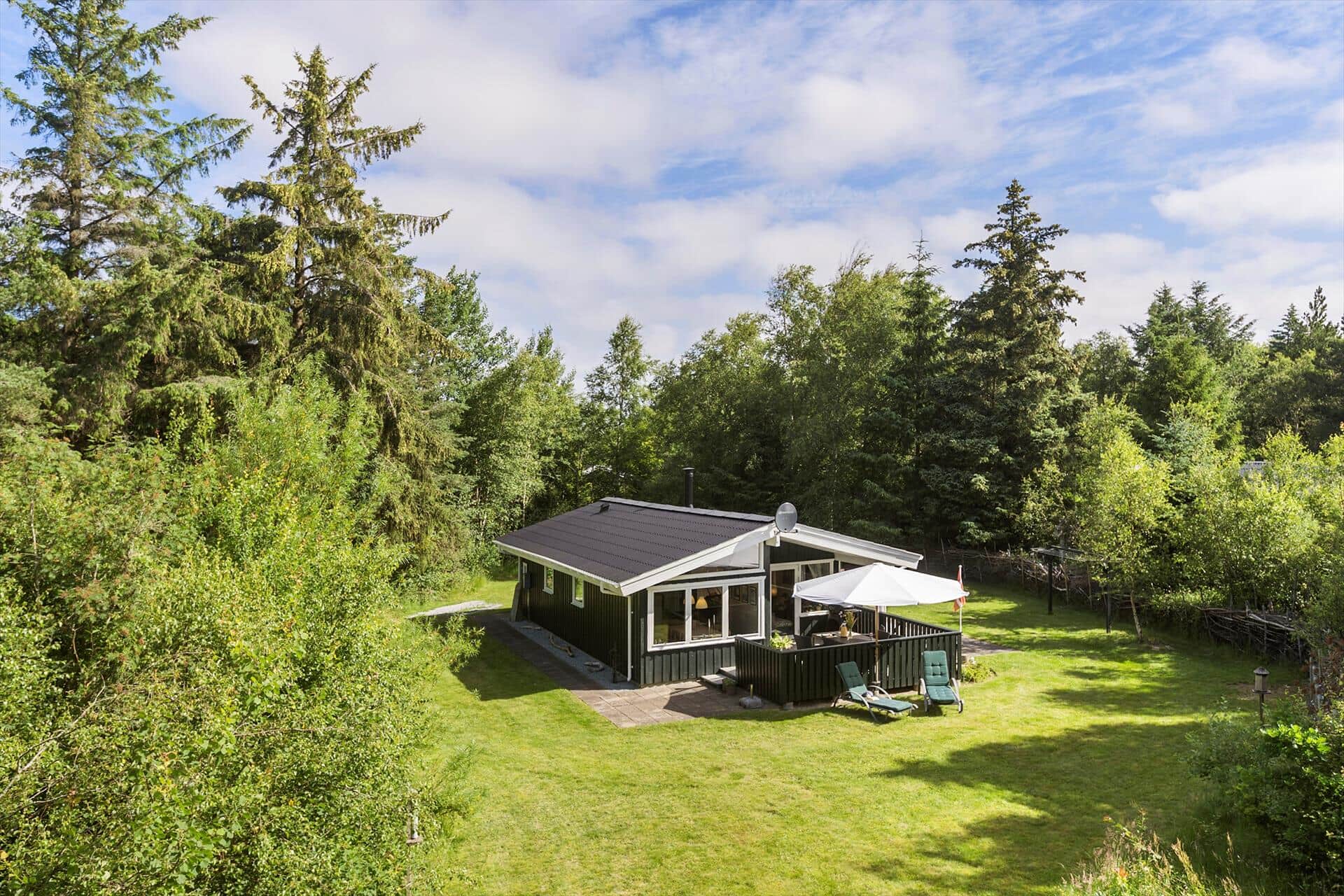 Dejligt sommerhus til seks personer på stor, grøn grund